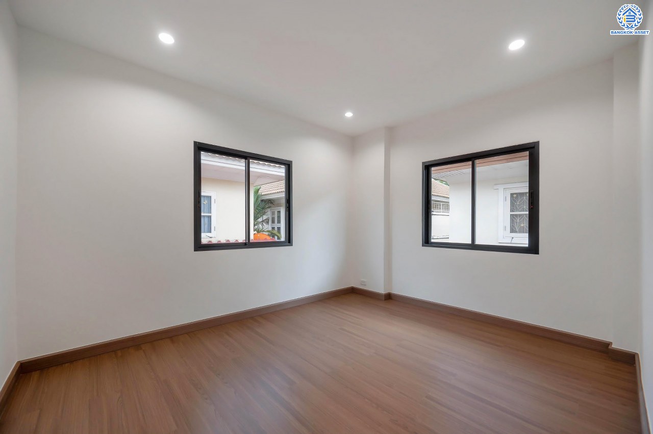 บ้านมือสองตกแต่งใหม่ โครงการ ธารา ราชพฤกษ์-ปิ่นเกล้า บ้านสวย พร้อมอยู่ เนื้อที่ 58.7 ตร.ว. ฟังก์ชัน 3 ห้องนอน 3 ห้องน้ำ จอดรถได้ 2 คัน บนทำเลเชื่อมต่อถนนกาญจนาภิเษก ใกล้รถไฟฟ้าสายสีแดง "สถานีตลิ่งชัน" และจุดขึ้นทางด่วน "ศรีรัช" รายล้อมด้วยสิ่งอำนวยความสะดวกครบครัน